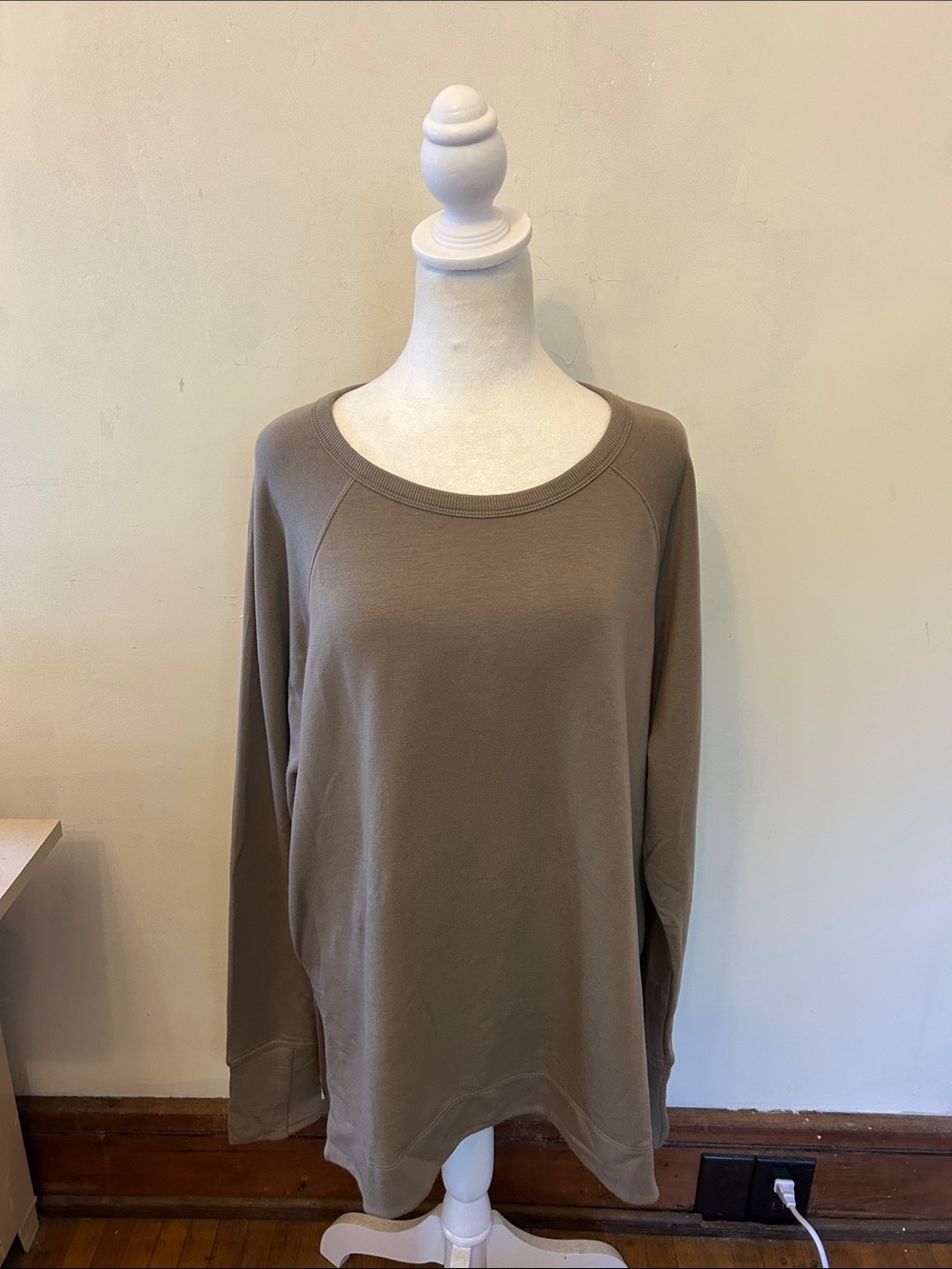 Athleta taupe long sleeve sweatshirt Size XL EUC